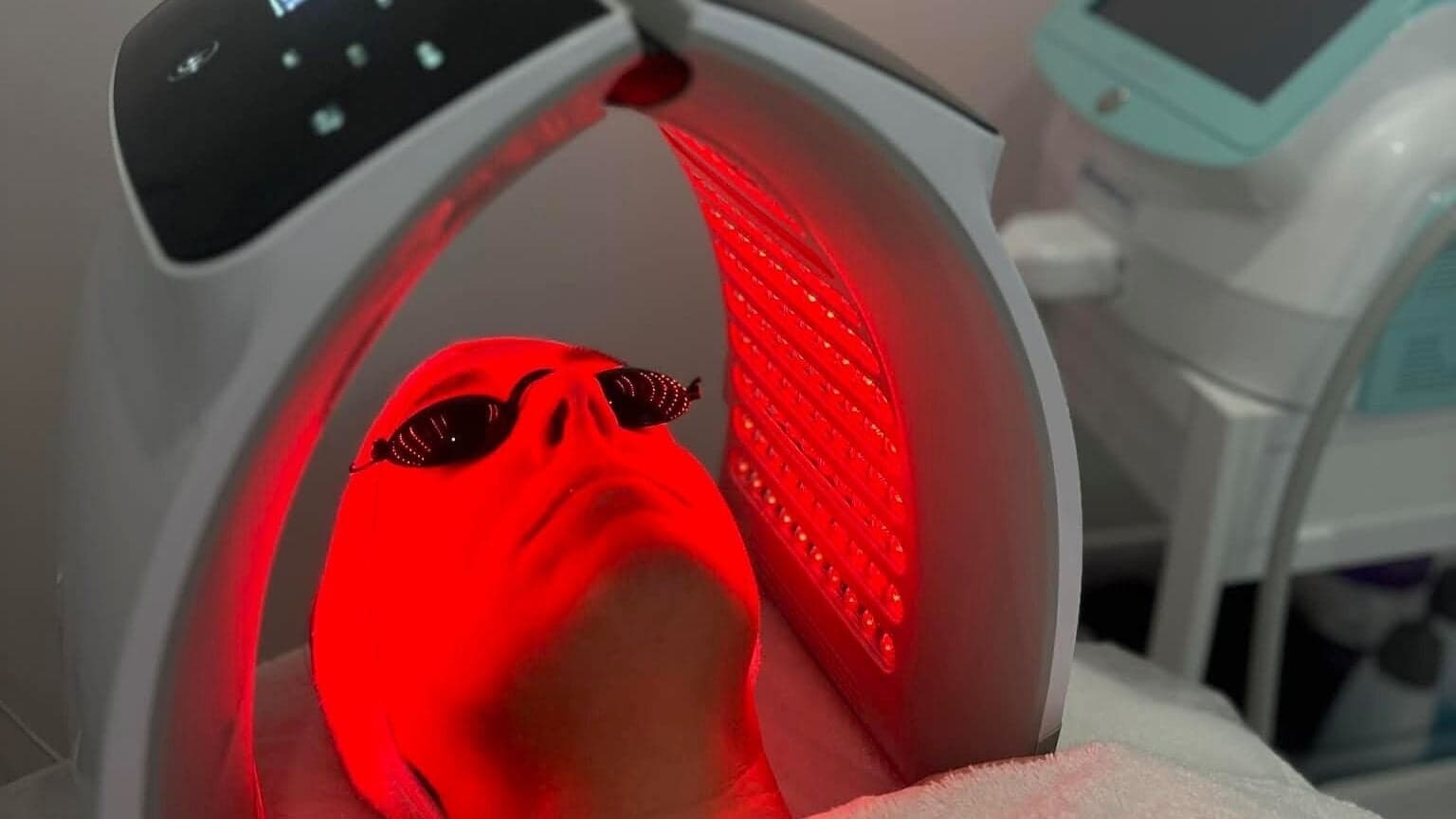 LED light therapy session at e-skin